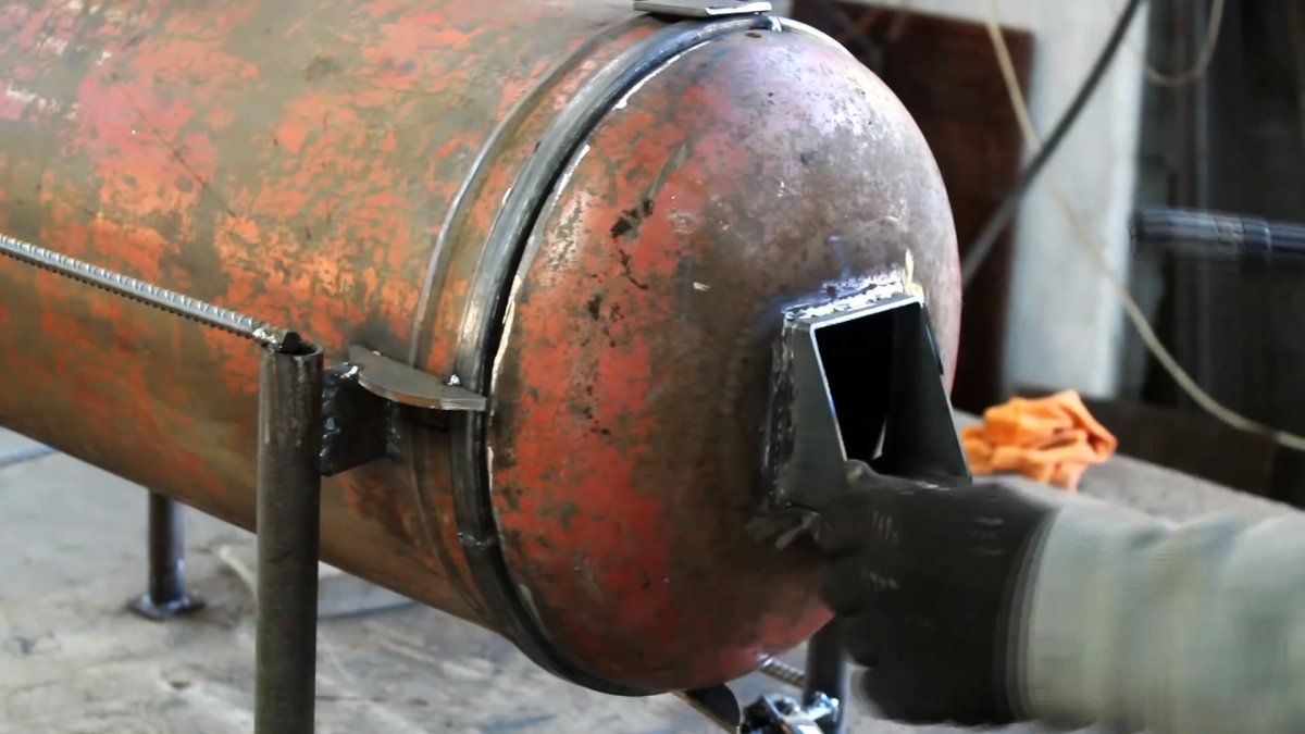 Как сделать недорогую печь для обогрева помния из старого газового .