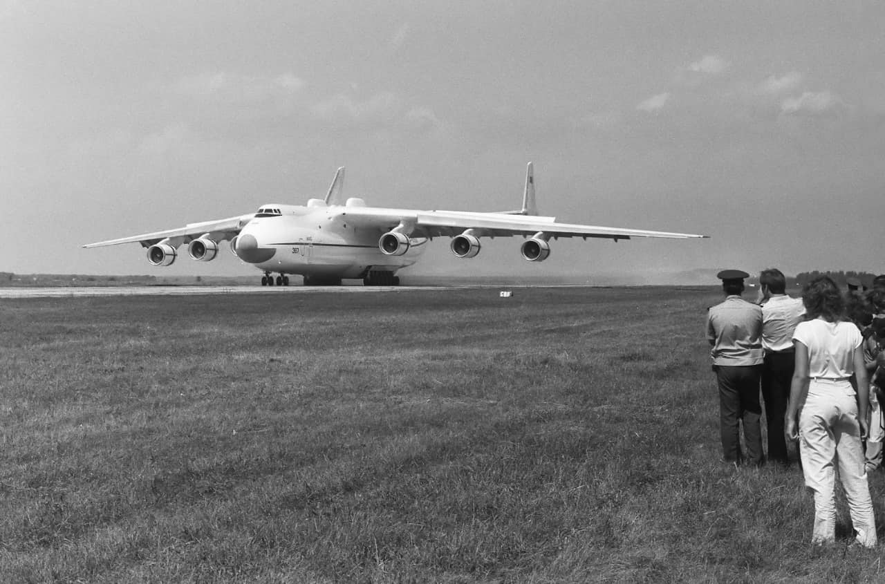 21 декабря 1988 года совершил первый полет Ан-225 «Мрия» открыв новую страницу авиации и став символом украинского технического совершенства