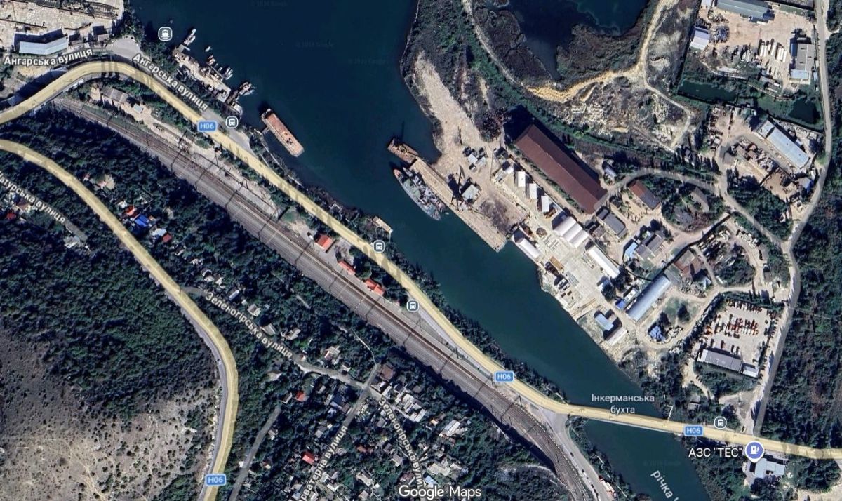 Дроны Сил обороны Украины поразили два корабля ФСБ проекта 22460 «Охотник» в Инкерманской бухте Крыма