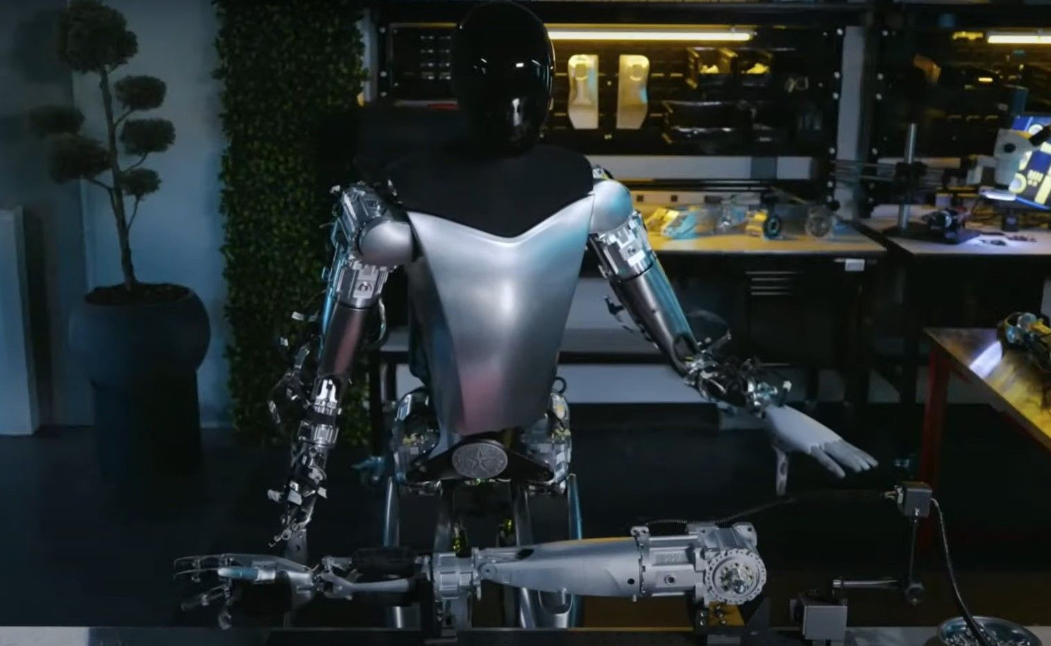 Илон Маск показал работа Optimus с функцией защиты от «бунта»2