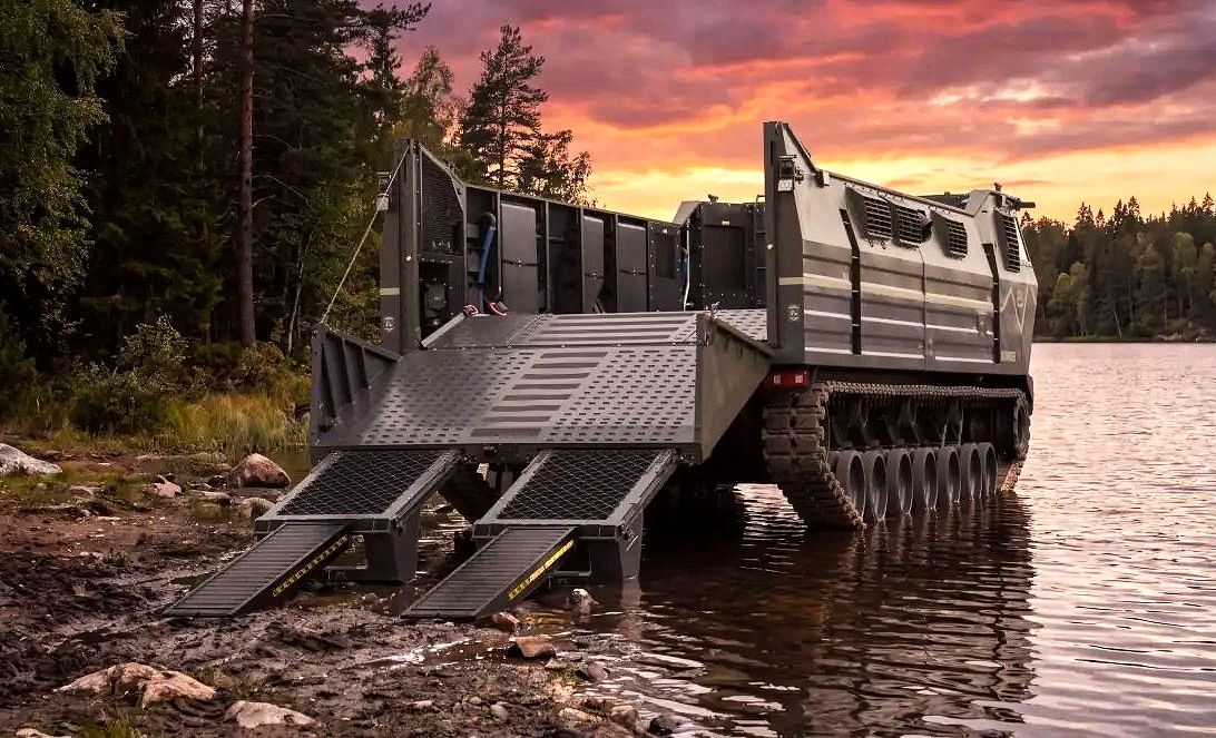 Гусенична амфібія Meander здатна перевозити до 70 військовослужбовців та розвиває швидкість до 48 км/год