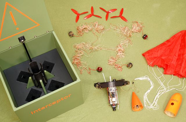 Литовский изобретатель создал дрон-перехватчик с сетевой пушкой и съемными роторами